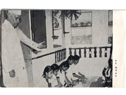  Pt.Nehru visiting a class of M.S.S.